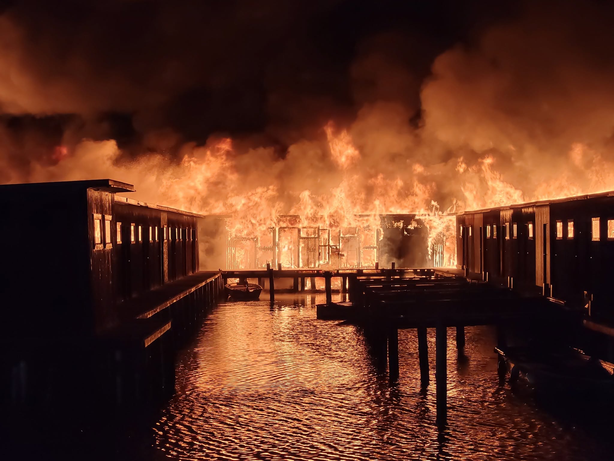 Flammeninferno in der Ruster Bucht-Großbrand